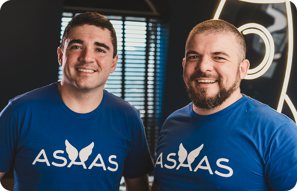 Piero Contezini e Diego Contezini, os fundadores do Asaas, vestindo a camiseta azul com logotipo da empresa.