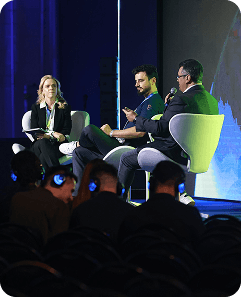 Palestrantes sentados em uma roda de conversa no Palco Deploy