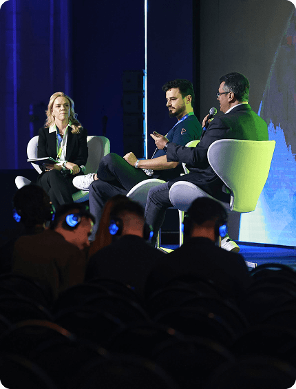 Palestrantes sentados em uma roda de conversa no Palco Deploy